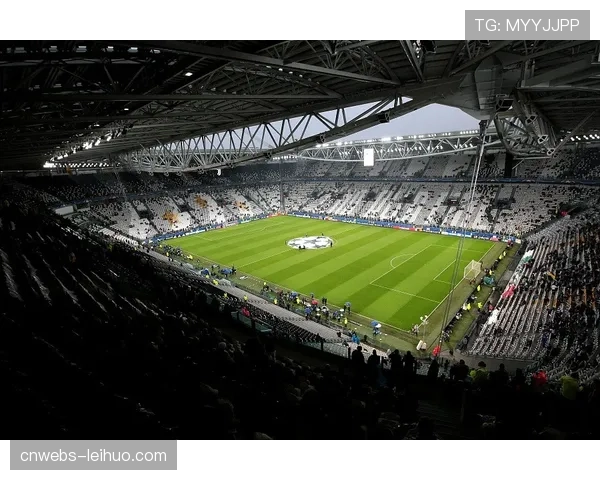 都灵德比赛前,尤文图斯全队已抵达都灵安联球场进行踩场训练